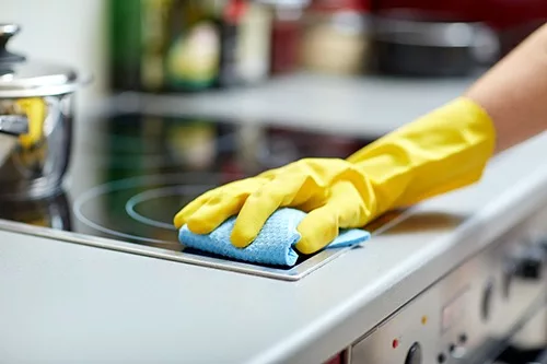 Dit is een foto van iemand die de keuken schoonmaakt